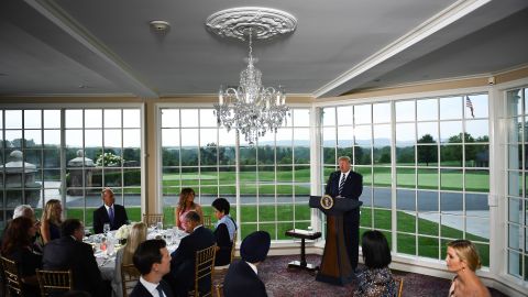 El presidente Trump ha sido atendido por indocumentados en su lujoso Club de Golf.