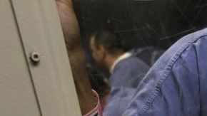 Los inmigrantes son enviados a cárceles lejos de familia y abogados