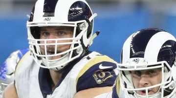 El quarterback Jared Goff de Los Angeles Rams frente a la defensiva de los Detroit Lions.