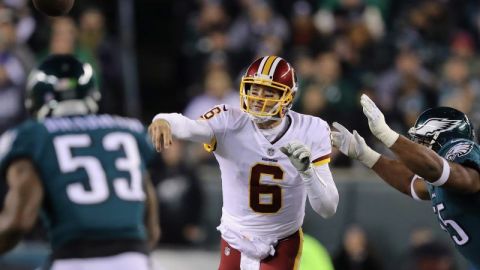 El QB de origen mexicano Mark Sanchez es por el momento el único que tienen los Washington Redskins.