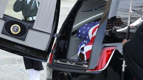 El ataúd de George H.W. Bush está siendo cargado para ser transferido fuera de la Catedral Nacional al final del funeral de estado del ex presidente de los Estados Unidos, 5 de diciembre de 2018 en Washington, DC.