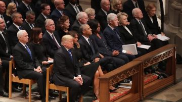 El presidente Trump y exmandatarios se sentaron en la misma fila.