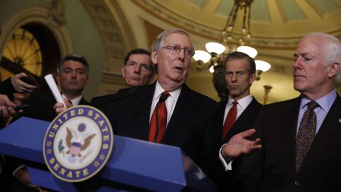 Mitch McConnell propuso una medida que postergue la discusión hasta febrero.