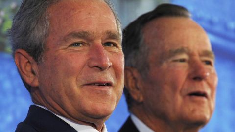 George W. Bush (i) y su padre, George H. W. Bush (d) en una foto de agosto de 2008.