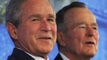 George W. Bush (i) y su padre, George H. W. Bush (d) en una foto de agosto de 2008.
