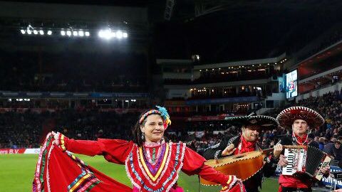 Hubo bailes típicos mexicanos en el estadio del PSV, con mariachi incluido