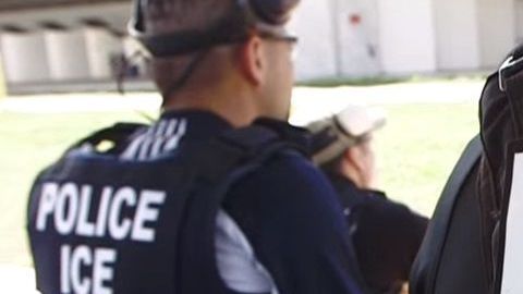 Los activistas también piden destinar menos recursos a ICE.