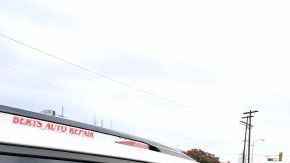 Un agente del LAPD emite una infracción a un conductor que no obedeció las leyes de tránsito durante un operativo realizado en North Hollywood.