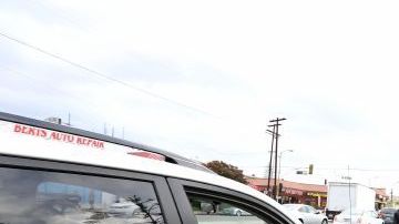 Un agente del LAPD emite una infracción a un conductor que no obedeció las leyes de tránsito durante un operativo realizado en North Hollywood.