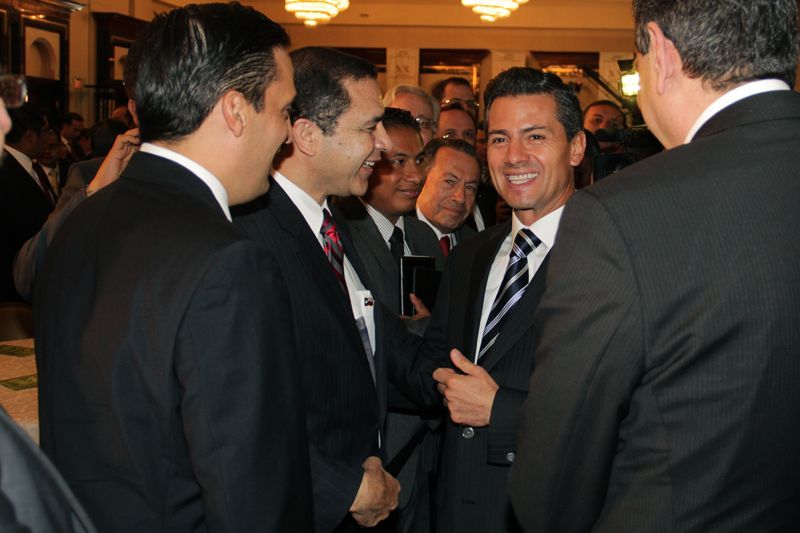 Congresista Cuellar junto con Presidente Enrique Peña Nieto.
