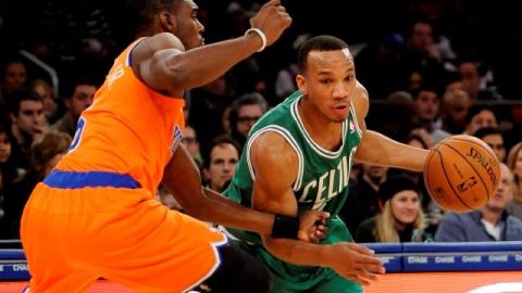 Avery Bradley, de Celtics, conduce la pelota, mientras Tim Hardaway, de Nueva York, intenta detenerlo, en juego disputado ayer.