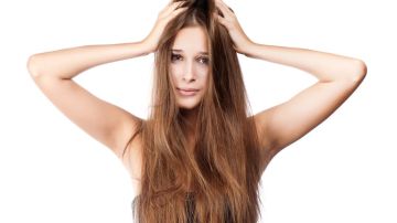 El estrés, el champú equivocado o una mala higiene puede hacer que este hongo prolifere en tu cabellera.