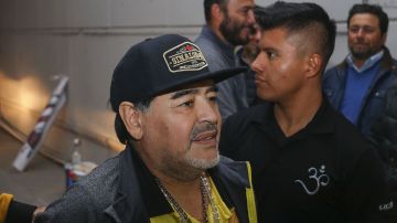 Diego Armando Maradona intentó agredir a un grupo de aficionados