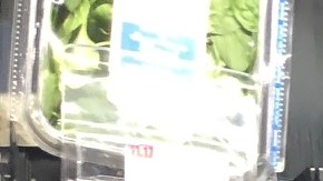 La tienda ‘Whole Foods’ retiró todos los paquetes de lechuga romana tras el último brote de la bacteria E. coli anunciado por los CDC.