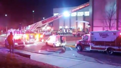 Bomberos en la escena.