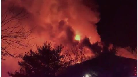 El fuego consumió varias residencias