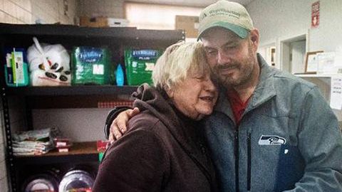 Kevin Booth abraza Anita Miller, directora de Sumner Food Bank