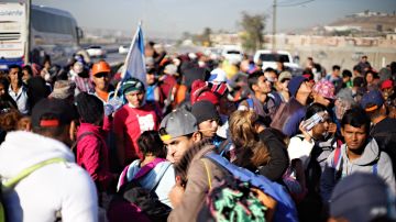 Una grupo de migrantes  en Tijuana (