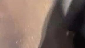 La niña pasa el hoyo.