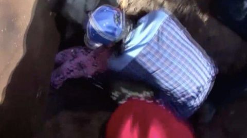 La niña pasa el hoyo.