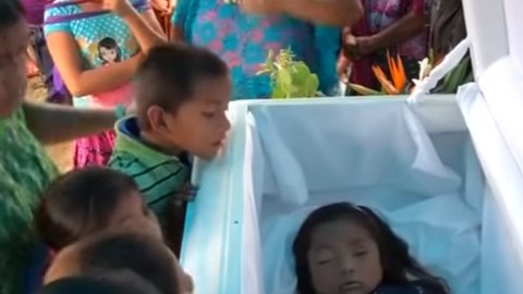 El cuerpo llegó, el domingo,a San Antonio Secortez, una aldea pobre del centro de Guatemala.