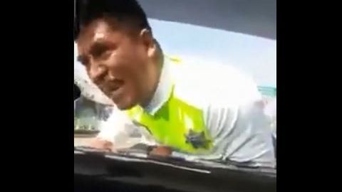 El agente resultó con algunas lesiones.