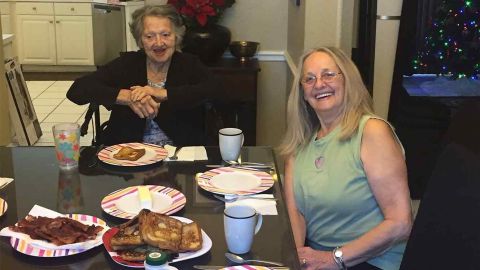 Genevieve Purinton y su hija, Connie Moultroup, se reunieron a través de una prueba de ADN de Ancestry.