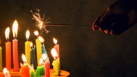 Velas encendidas durante el tradicional Día de las Velitas en Colombia.