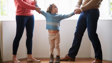 Recuerden que los padres no se divorcian de sus hijos sino que deben seguir siendo padres durante y después del proceso./Shutterstock