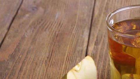 El jugo de manzana ayuda a limpiar el colon.