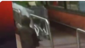 El pequeño que aparece a la izquierda genera polémica.