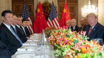 El presidente de EEUU, Donald Trump y el presidente de China, Xi Jinping, junto con los miembros de sus delegaciones, durante de la Cumbre de Líderes del G20 en Buenos Aires. SAUL LOEB / AFP / Getty Images