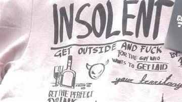 El estampado de la prenda contiene mensajes ofensivos.