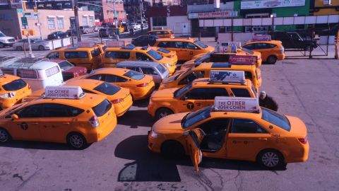 Compañía de taxis en Queens presenta innovador programa de seguro para sus conductores.