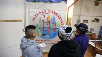 Jóvenes hispanos participan de reuniones de alcohólicos anónimos en East Harlem.