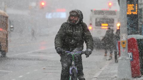 Nieve empieza  a caer en Nueva York con bajas temperaturas.