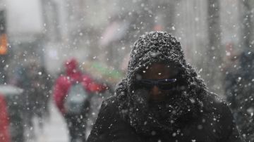 Nieve empieza  a caer en Nueva York con bajas temperaturas.
