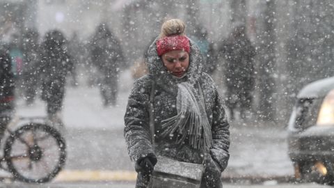 Nieve empieza  a caer en Nueva York con bajas temperaturas.