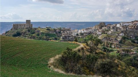 Grottole en Italia es un pueblo semi abandonado que busca repoblarse.