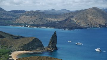 Fotografía de archivo del 16 de abril de 2007 que muestra una vista panorámica de las ecuatorianas Islas Galápagos, un paraíso en el Océano Pacífico que inspiró al científico inglés Charles Darwin su teoría sobre la evolución de las especies.