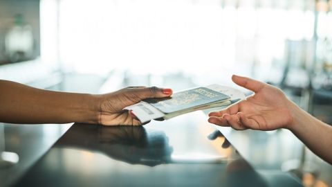 Tener un pasaporte te puede permitir explorar el mundo.