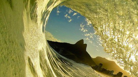 Llegaron con las olas.