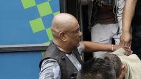 Los jóvenes fueron detenidos por la policía.