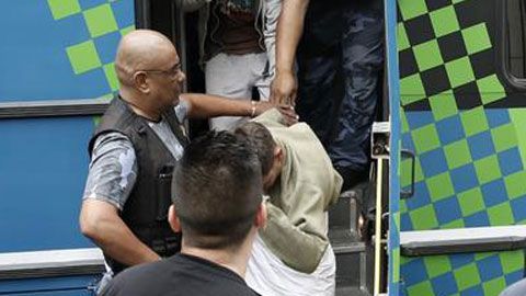 Los jóvenes fueron detenidos por la policía.