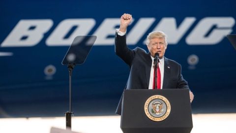 Donald Trump visitó la planta de Boeing en North Charleston.