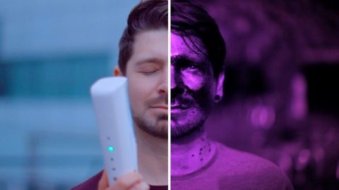 El resultado de esta crema "eléctrica" puede observarse bajo la luz ultravioleta.