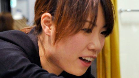 Miles hacen cola en sus tiendas favoritas para hacerse con una fukubukuro.