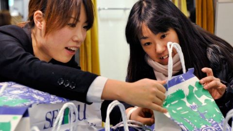 Miles hacen cola en sus tiendas favoritas para hacerse con una fukubukuro.