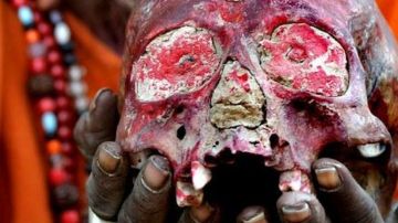 Los Aghori usan cráneos humanos para sus rituales.