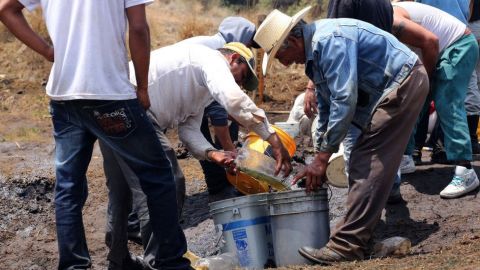 Los "huachicoleros" son las personas que se dedican al robo y comercio de combustibles, principalmente gasolina.